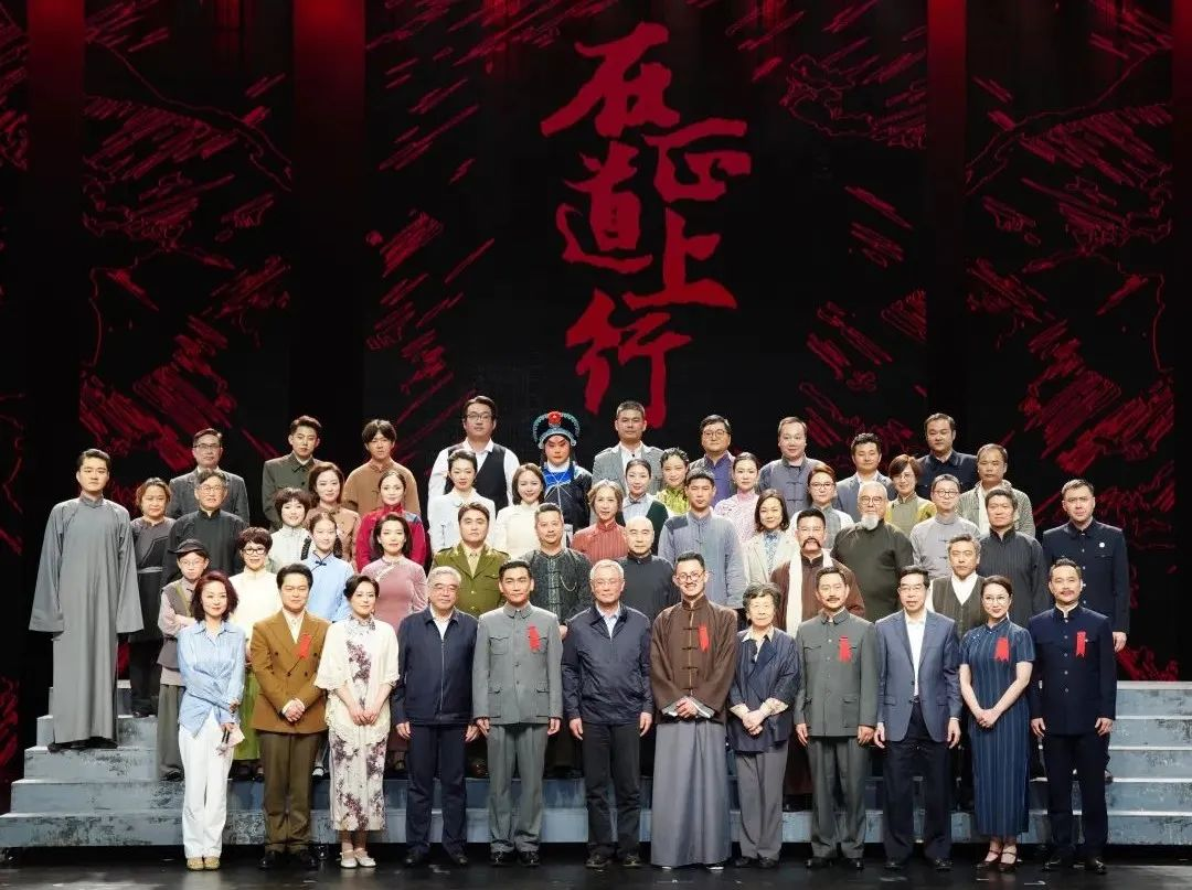 米兰·蓝硕以科技赋能话剧《在正道上行》圆满上演